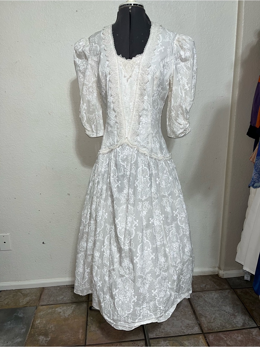VTG Scott McClintock Ivory Lace Midi Dress with Puff Sleeves